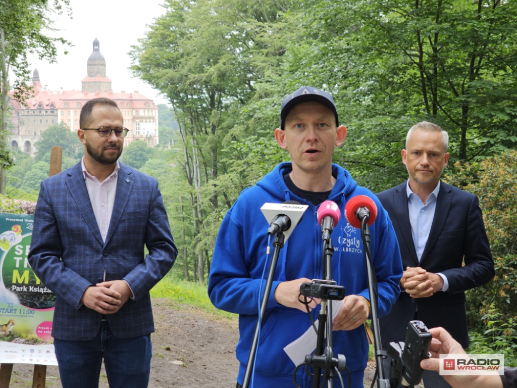 Wielkie sprzątanie w Książańskim Parku Krajobrazowym - fot. Bartosz Szarafin