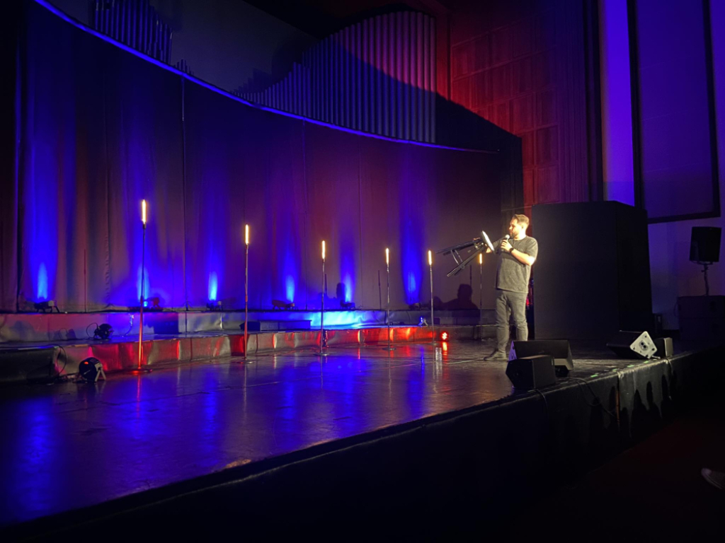 Stand-up zdobywa coraz więcej serc - Grzegorz Dolniak wypełnił naszą salę po brzegi - fot. RW