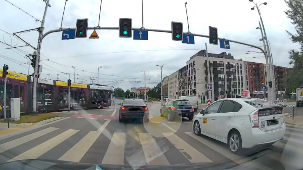 "Duży może więcej"? Tramwaj wymusza pierwszeństwo - fot. zrzut ekranu / Facebook - grupa Suszą! Wrocław i okolice, Michał Koszalski