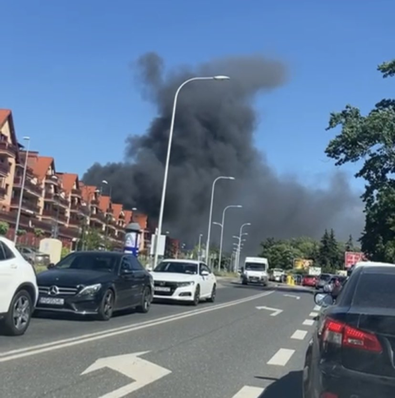 Kłębu dymu nad wrocławskimi Partynicami - fot. Gregor Niegowski