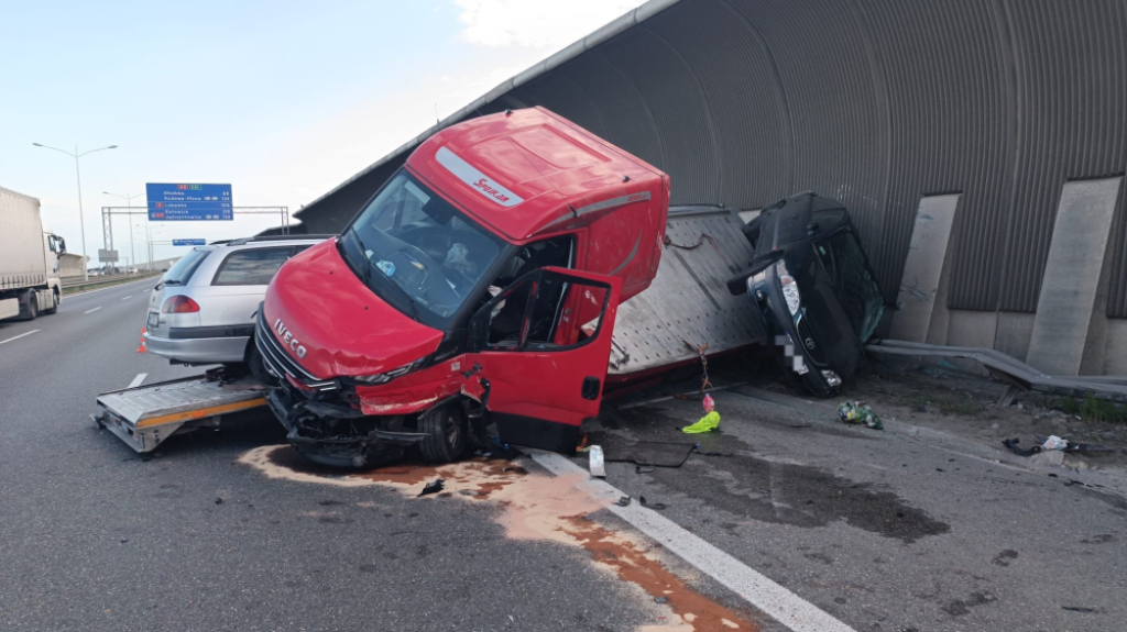 AOW znów stoi - tym razem powodem wypadek – fot. Jednostka Ratowniczo - Gaśnicza 7 Wrocław
