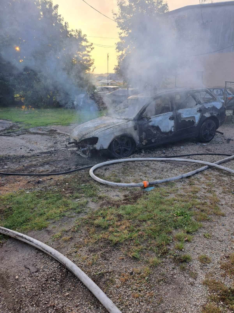 Najpierw auto, później budynek – poranny pożar w Sobótce - fot. OSP w Sobótce / Facebook