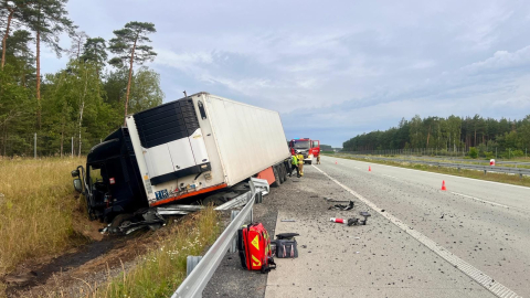 Autostrada A18 zablokowana – ciężarówka w rowie [ZDJĘCIA] - 0