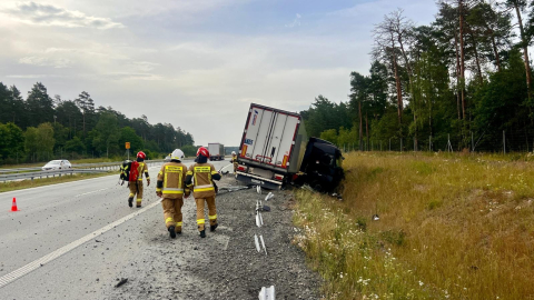 Autostrada A18 zablokowana – ciężarówka w rowie [ZDJĘCIA] - 1
