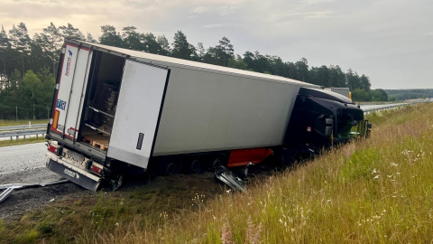 Autostrada A18 zablokowana – ciężarówka w rowie [ZDJĘCIA] - 2