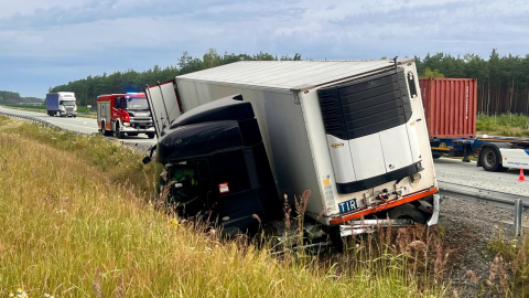 Autostrada A18 zablokowana – ciężarówka w rowie [ZDJĘCIA] - 3