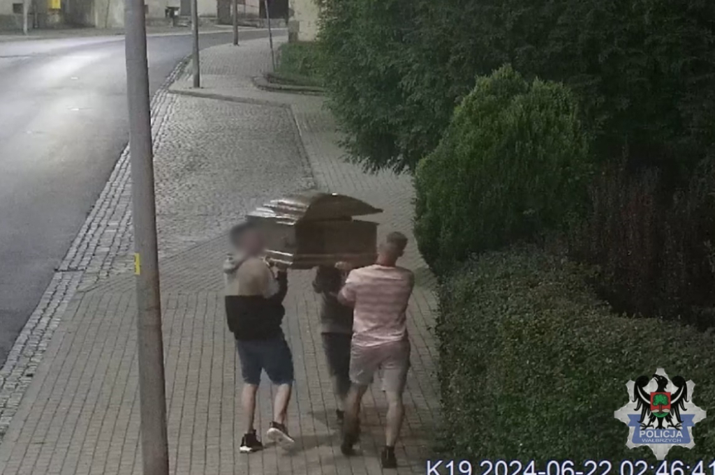 Biały Kamień, trumna i przegrany mecz – to nie tytuł książki, to zaskakująca interwencja policji - fot. Policja