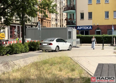 Przez remont torowiska dojeżdżają autami do posesji&hellip; ścieżką rowerową