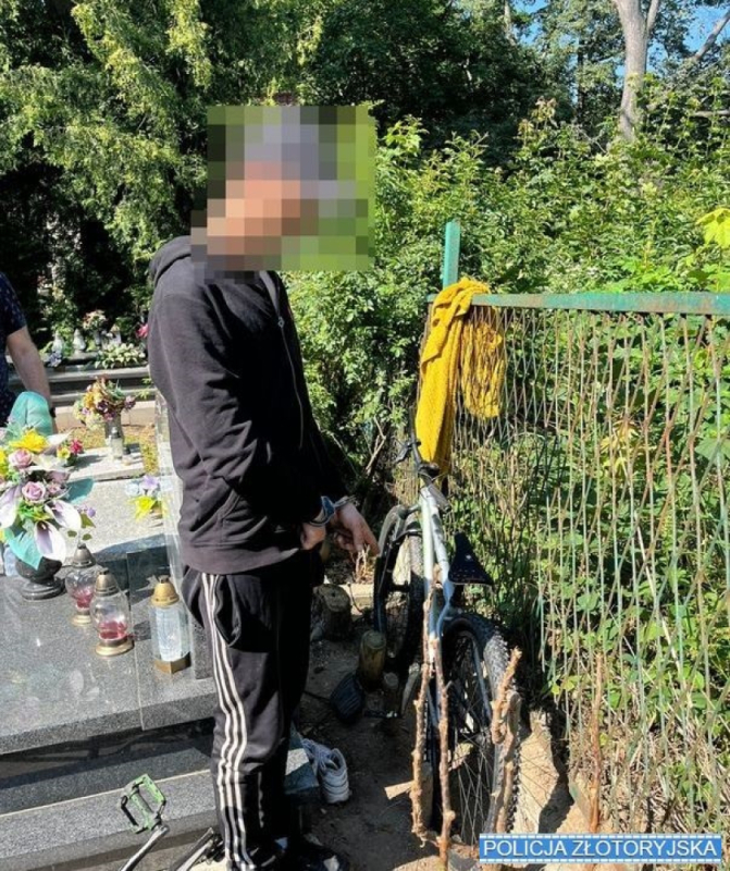 Ukradł rower i schował go... za grobem babci - fot. Policja