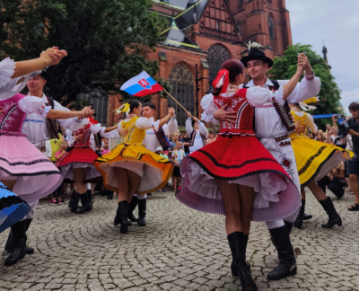 Folklor z całego świata zn&oacute;w przemierza przez Dolny Śląsk