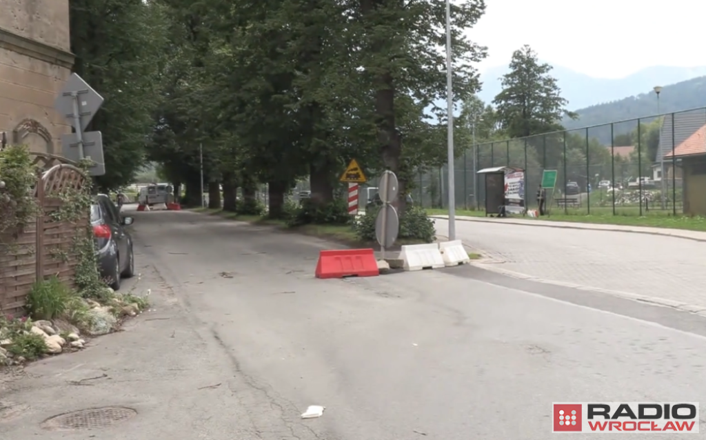 Spór o drogę z Kowar do Piechowic –  jest szansa na remont - fot. RW