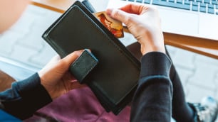 29-latka oszukana na 220 tys. zł metodą na pracownika banku
