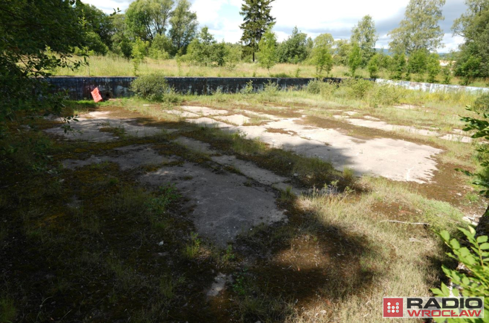 W tych miejscach nie ma ani jednego odkrytego basenu – fot. Piotr Słowiński. Na zdjęciach dawny basen w Lubawce.