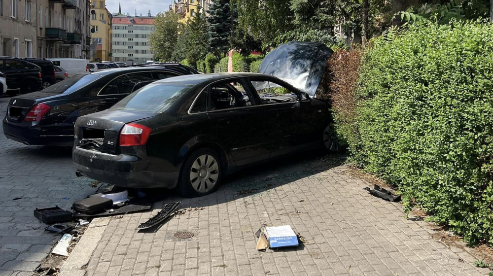 Spalone auto blokowało chodnik. Przez 12 dni nikt go nie usunął - fot. słuchacze
