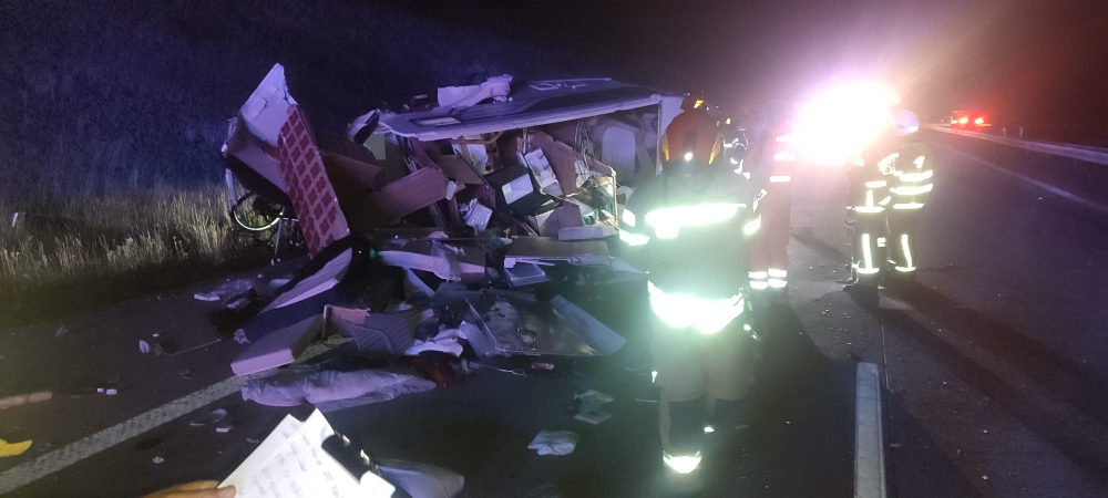 Groźny wypadek na autostradzie A4: Bus zderzył się z osobówką – fot. Komenda Powiatowa Państwowej Straży Pożarnej w Zgorzelcu / Facebook