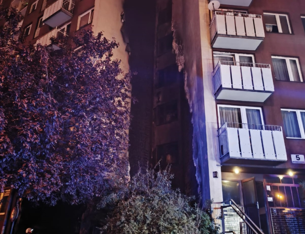 Nocny pożar przy Broniewskiego. Ewakuowano 100 osób - fot. X/Komenda Miejska PSP we Wrocławiu
