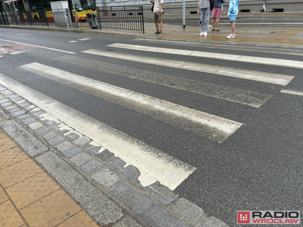 Użyją ponad 100 ton białej farby do odmalowania znaków poziomych - fot. Mateusz Florczyk