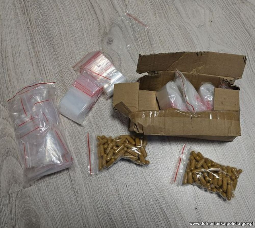 Miał w mieszkaniu narkotyki, a także... mieszankę do produkcji materiałów wybuchowych - fot. Policja