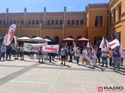 Pikietowali w obronie pracownik&oacute;w PKP Cargo
