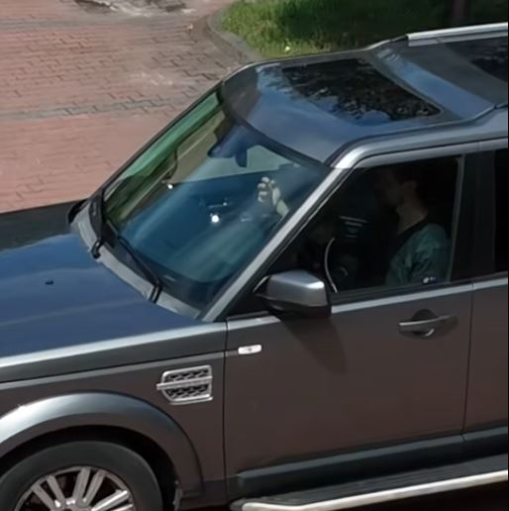 Spędził godzinę w zamkniętym aucie w upalny dzień - fot. kadr z filmu