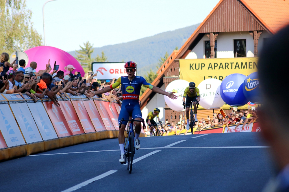 Gorące przywitanie kolarzy na mecie - Tour de Pologne już w Karpaczu – fot. RW