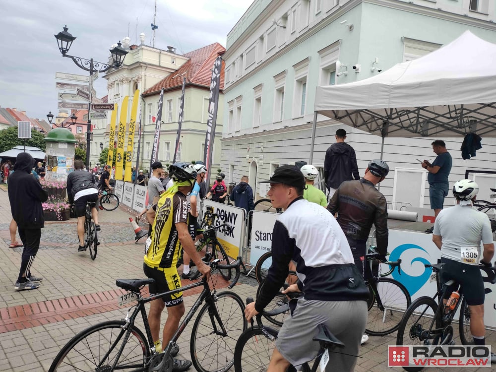 Deszcz przywitał uczestników wyścigu kolarskiego na Przełęcz Okraj - fot. Piotr Słowiński