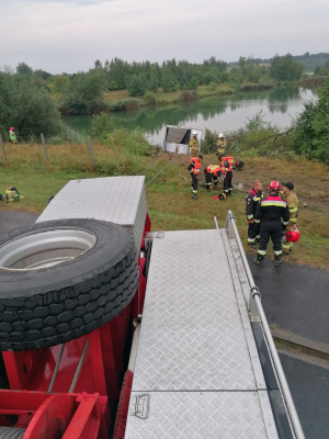 Ciężarówka pełna mleka wjechała do wody - 1