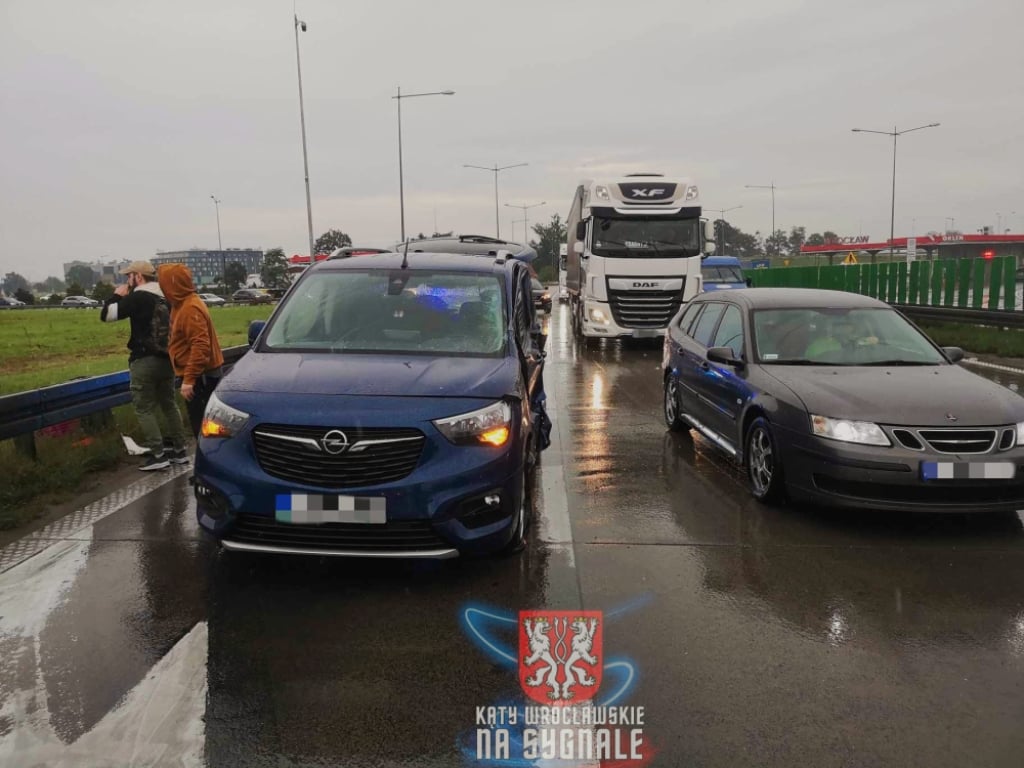 Kolizja na A4 - osobówka zderzyła się z ciężarówką - fot. czytelnik/Kąty Wrocławskie na Sygnale
