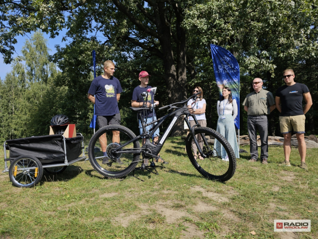 Rower z przyczepką pomoże sprzątać wałbrzyskie lasy – fot. Bartosz Szarafin