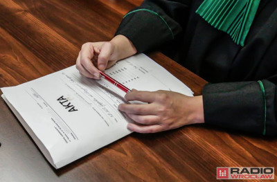 Kobieta pchnęła nożem partnera. Jest akt oskarżenia ws. zab&oacute;jstwa w Pieszycach