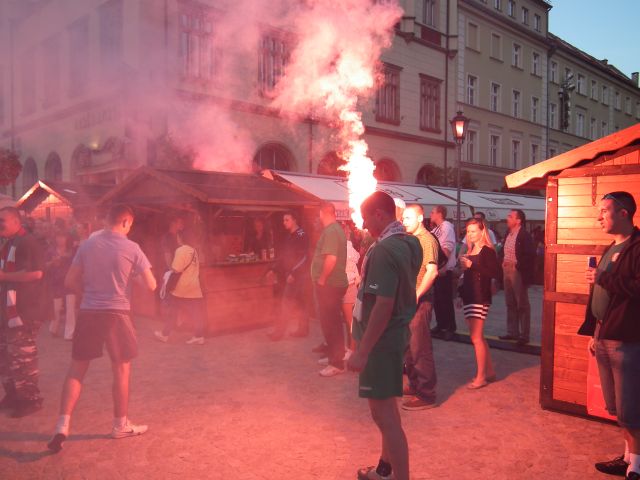 Rynek zielony od szalików – Fot. prw.pl