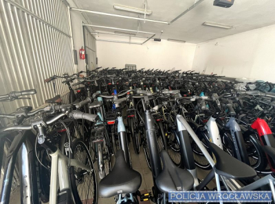 Kradzież rower&oacute;w wartych 3 mln złotych. Policja odzyskała 160 jednoślad&oacute;w