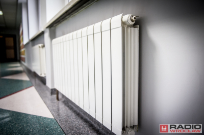 Eksperci radzą: Nie zasłaniaj grzejnika. Wietrz mieszkanie kr&oacute;tko i intensywnie