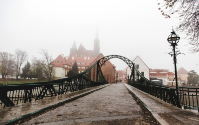 Noc i poranek z gęstą mgłą. Ostrzeżenie dla 15 powiat&oacute;w na Dolnym Śląsku