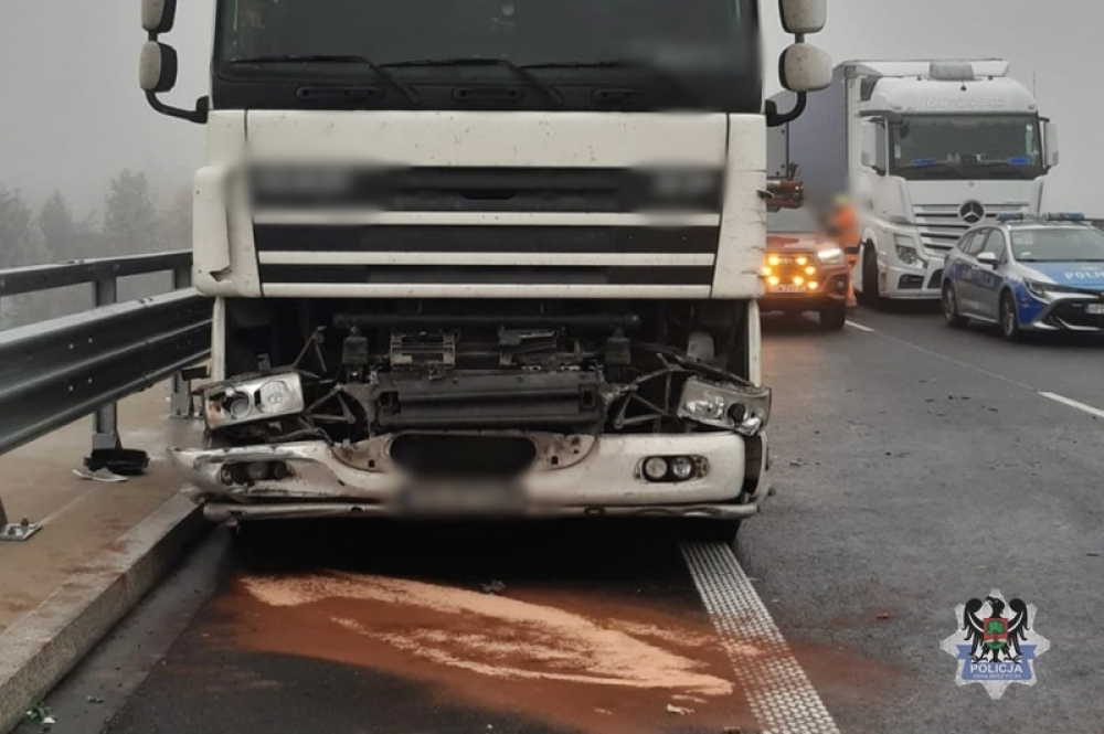 Zderzenie pięciu pojazdów na S3! – Zderzenie pięciu pojazdów na S3! Droga od Bolkowa w kierunku Legnicy zablokowana Fot. Policja w Wałbrzychu