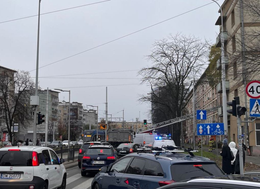 Akcja strażaków w centrum Wrocławia - Strażacy do jednego z mieszkań musieli się dostać z użyciem drabiny - fot. Joanna Łukaszewska 
