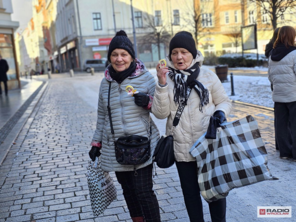 Światowy Dzień Życzliwości w...Wałbrzychu. Seniorzy rozdawali słodkości na ulicach - Światowy Dzień Życzliwości w...Wałbrzychu. Seniorzy rozdawali słodkości na ulicach fot. Bartosz Szarafin