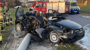 Samoch&oacute;d roztrzaskał się na latarni. Ciężko ranni trafili do szpitala