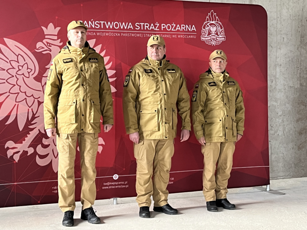 Tyniec Mały: Nowa jednostka straży pożarnej z bazą szkoleniową – Strażacy podczas uroczystego wmurowania kamienia węgielnego fot. Beata Makowska