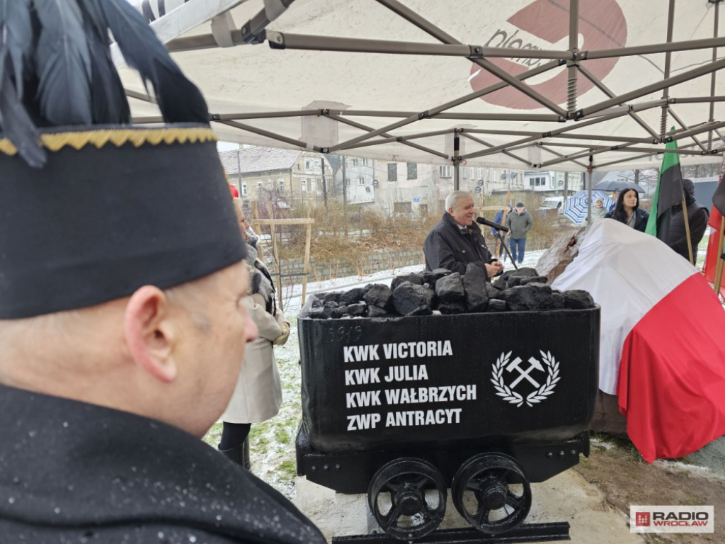 Odsłonięto nowy pomnik pamięci górników z Mieroszowa – Nowy pomnik poświęcony pamięci górników z Mieroszowa. Fot. Bartosz Szarafin