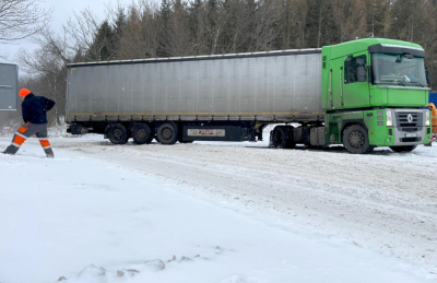Dolny Śląsk: Fatalne warunki. Ciężar&oacute;wka przewr&oacute;ciła się na trasie Kłodzko &ndash; Złoty Stok