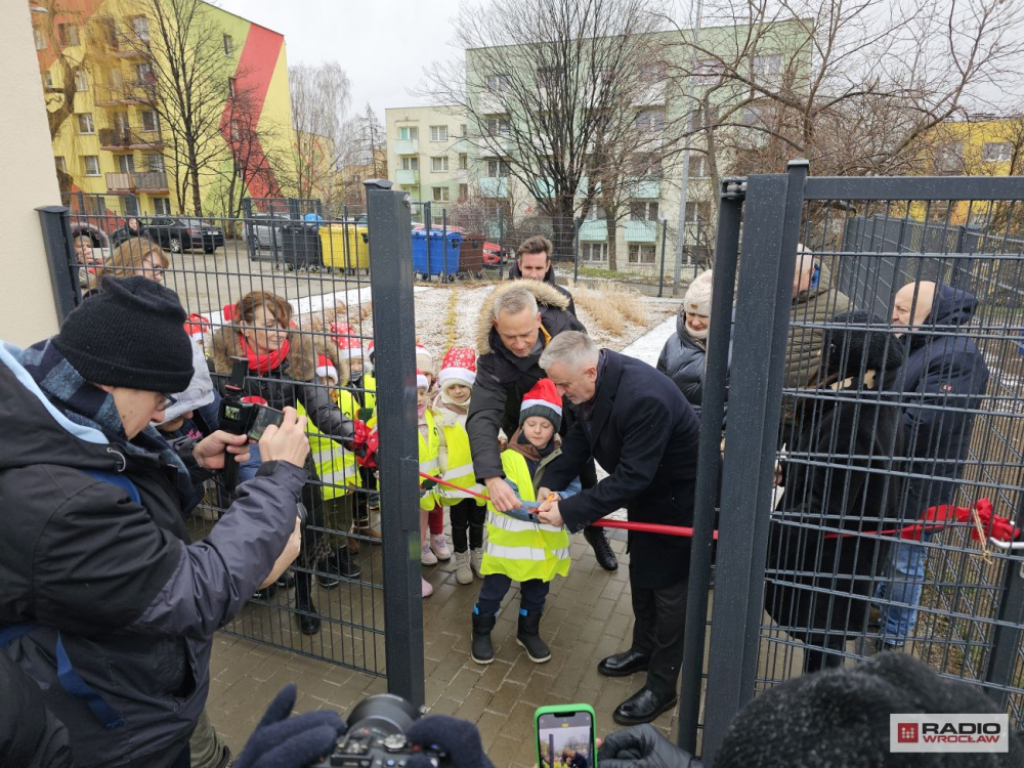 Remont otoczenia szkoły w Wałbrzychu. Powstało nowe boisko i plac zabaw – Otwarcie nowego boiska i placu zabaw przy ZSP nr 7 w Wałbrzychu. Fot. Bartosz Szarafin