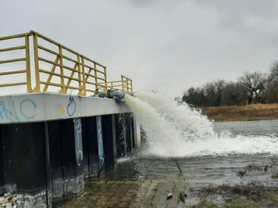 Trwa pompowanie wody z kanału. Było zagrożenie zalania budynk&oacute;w i drogi