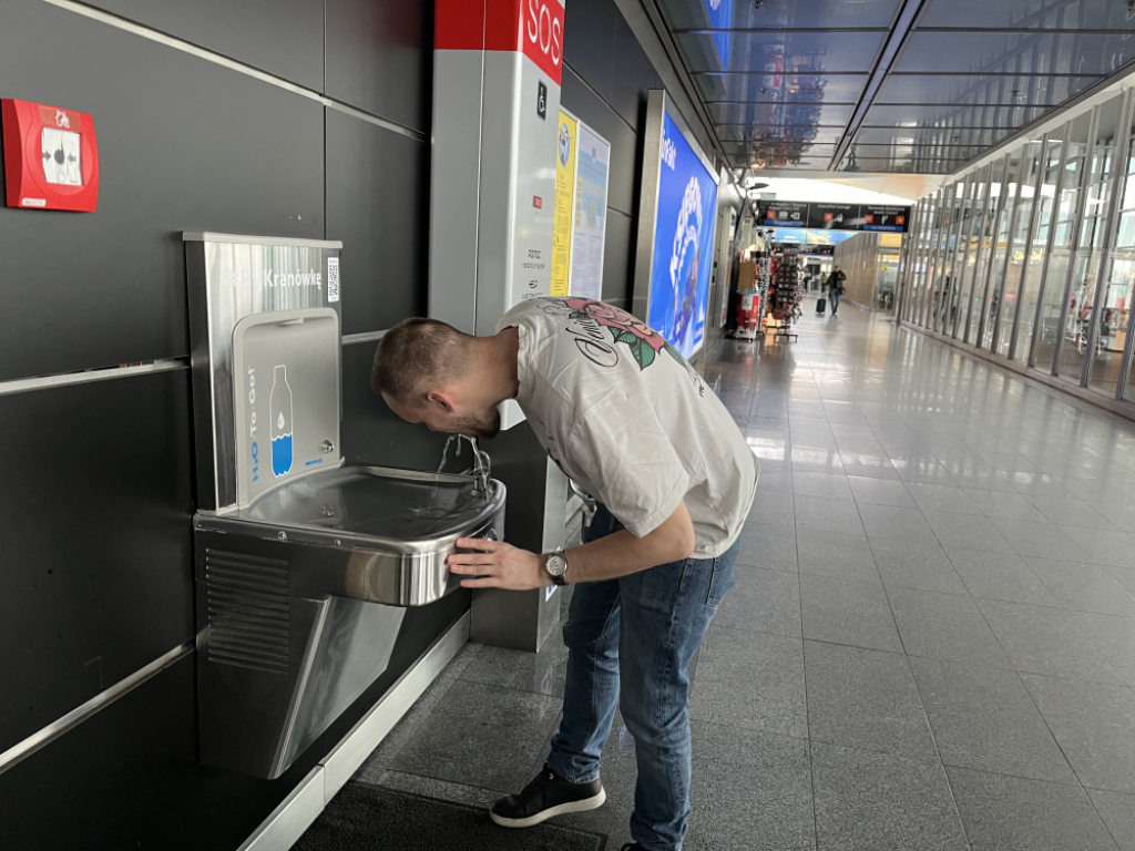 Wrocławska kranówka leci w świat. Nowe poidełka w Porcie Lotniczym – Nowe poidełka na wrocławskim lotnisku. Fot. Beata Makowska