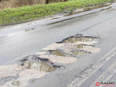 Złotoryja: Dziurawe drogi idą do naprawy. Kt&oacute;re odcinki doczekają się remont&oacute;w?