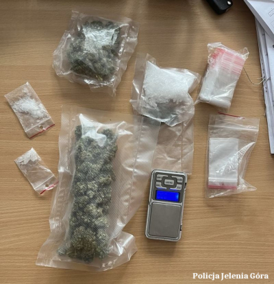 Jelenia G&oacute;ra: Miała w domu 800 porcji narkotyk&oacute;w. Zatrzymała ją policja