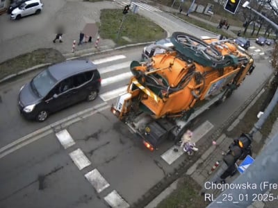 O włos od tragedii w Legnicy. Dziecko na rowerze wjechało wprost pod ciężar&oacute;wkę
