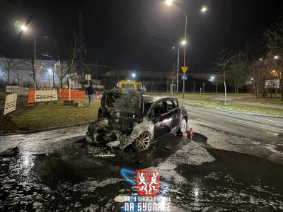 Wieczorny pożar we Wrocławiu. Samoch&oacute;d doszczętnie spłonął na ulicy