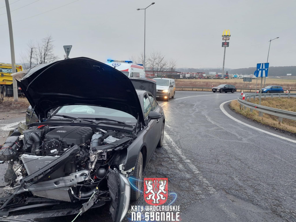 Wypadek na zjeździe z autostrady A4. Zderzenie pojazdu ciężarowego z samochodem osobowym – Samochód osobowy zderzył się z pojazdem ciężarowym na węźle Kąty Wrocławskie. Fot: Kąty Wrocławskie na sygnale (czytelnik)