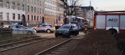 Taks&oacute;wka zderzyła się z tramwajem na ulicy Pułaskiego
